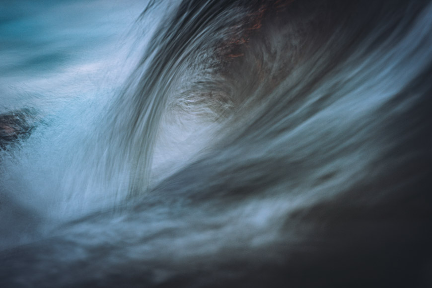 A photo of a wave in the ocean.