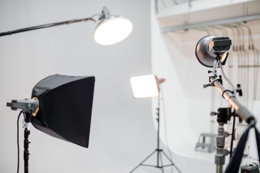 A photo studio with a light and a tripod.